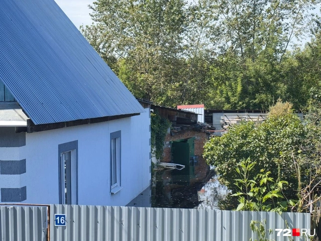 Сарай или гараж скрылся под водой почти наполовину  | Источник: Павел Красоткин / 72.RU 