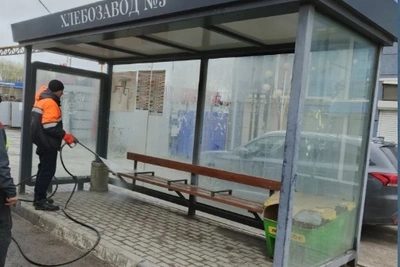 В Липецке моют остановочные павильоны