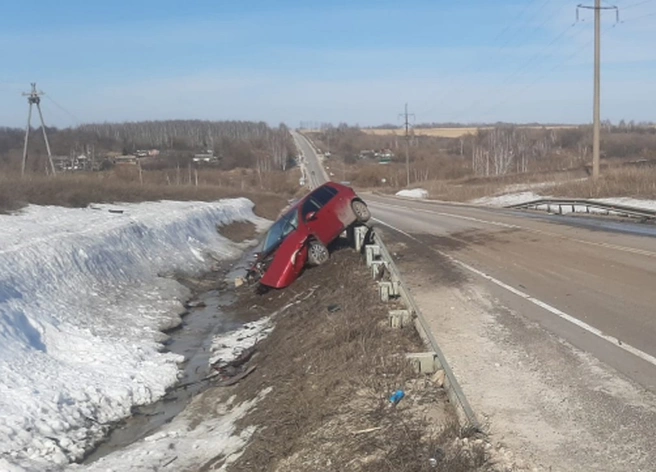 В Милославском районе 28-летняя женщина перелетела через отбойник на Volkswagen Golf | ya62.ru