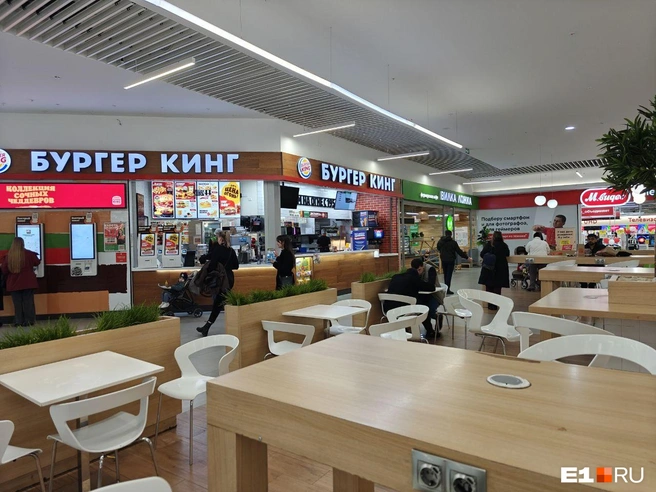 На фудкорте пока хватает посетителей | Источник: Кирилл Кушнов / E1.RU