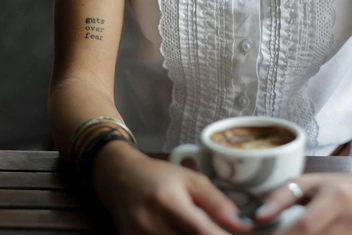 50 фраз для тату со смыслом: главные тренды 2026 года