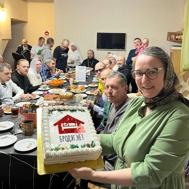 Рождество в приюте отмечали с батюшкой, сестрами-певчими храма святого Пантелеимона и праздничным тортом | Источник: «Бродяг.нет» / Vk.com