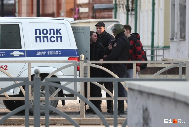 Улицу стараются патрулировать, но этого явно недостаточно | Источник: Владислав Лоншаков / E1.RU