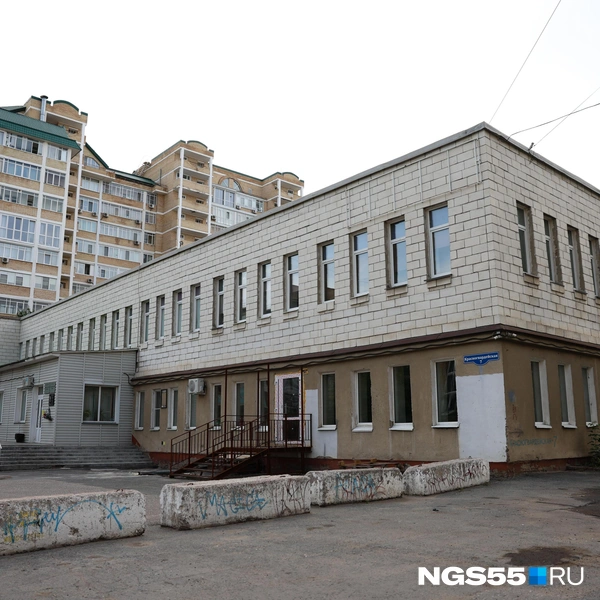 Рядом с бывшим клубом расположен лицей при педунивере | Источник: Евгений Софийчук / NGS55.RU