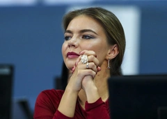 Алина Кабаева открыла фестиваль своего имени в кокетливом платье из шелка за полторы тысячи долларов