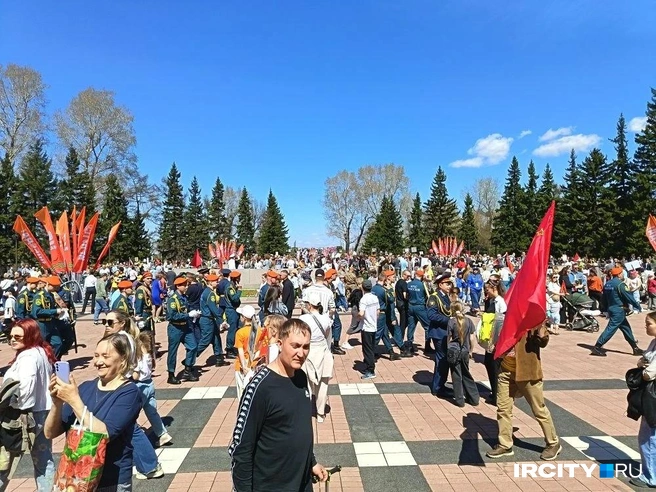Все улыбаются и поздравляют друг друга | Источник: «ИрСити»