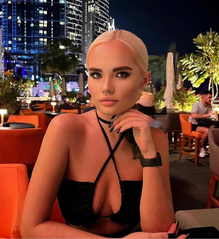 Сексуальная блондинка из Ростова в образе «томного рыцаря» покорила соцсети