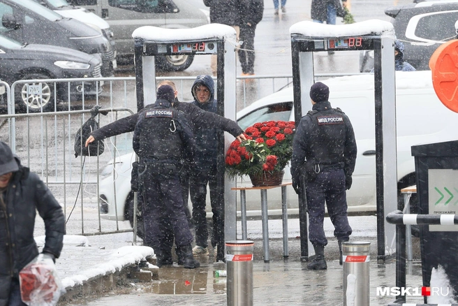 Пришли Любимова, Якубович и Малышева. В Москве простились со звездой программы «Человек и закон» Пимановым: онлайн-репортаж | Источник: Артем Устюжанин / MSK1.RU