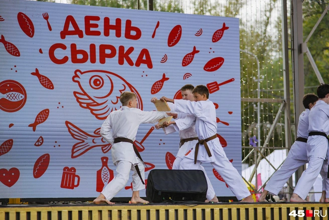 Выступают каратисты | Источник: Надежда Тихомирова / 45.RU