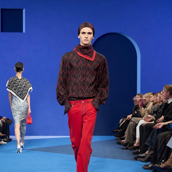 Lanvin возвращает синий цвет — фирменный оттенок Дома Lanvin возвращает синий цвет — фирменный оттенок Дома