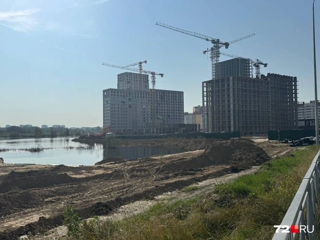 Вода подходит к стройке с другой стороны  | Источник: Илья Чикотин / 72.RU 