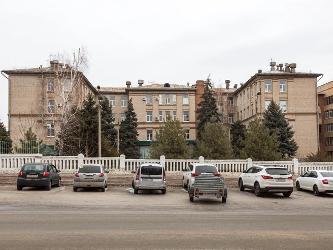 Владимир Афанасьевич благодарит врачей областной клинической больницы №3 за спасение пальца | Источник: Константин Завриков / V1.RU