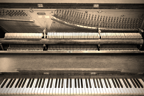 shutterstockДо начала XVIII века самым модным клавишным инструментом в Европе был <strong>клавесин</strong>. <strong>Звук </strong>на нем извлекается язычками, которые щиплют струны, причем всегда <strong>с одинаковой громкостью</strong>. В 1711 году падуанский мастер Бартоломео Кристофори изобрел инструмент с молоточками, позволявшими извлекать звуки разной громкости (<strong>форте </strong>&mdash; громко, <strong>пиано</strong> &mdash; тихо). Это значительно расширило выразительные возможности исполнителя.