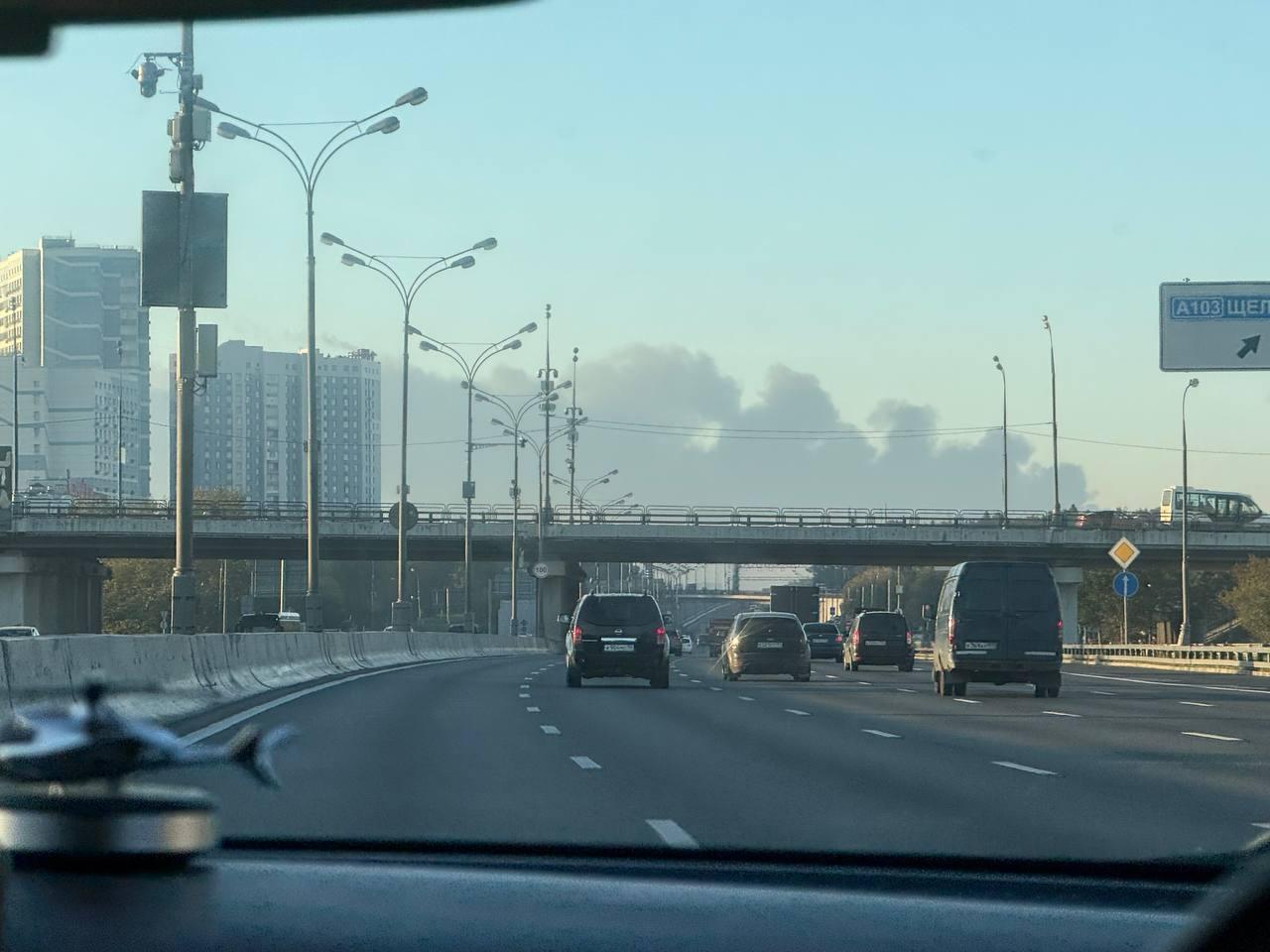 Город покрыт дымом, улицы перекрыты. Что происходит в Москве и Подмосковье после массированных удар…