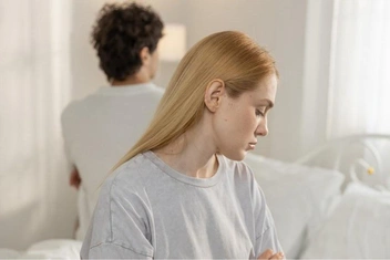 «После долгого употребления веществ не могу испытать сильных чувств к партнеру, прячусь от него»