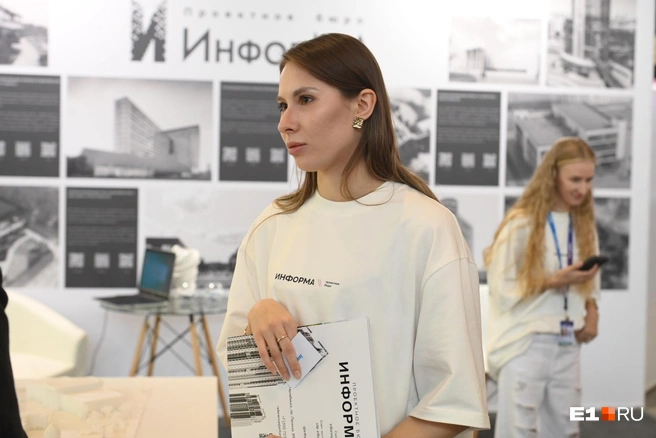 Девушки, работающие на стендах, были одеты по-разному: кто-то в офисном стиле, а кто-то в удобных фирменных футболках | Источник: Дмитрий Емельянов / E1.RU