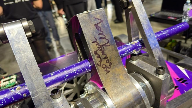 На роботе расписался министр Максут Шадаев | Источник: 1Т-REX | Битва роботов / Vk.com