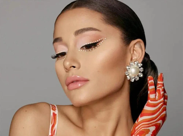 Бренд r.e.m beauty Арианы Гранде выпустил новый лимитированный сет косметики