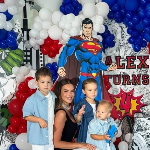 У Жужи трое сыновей и старшая дочь