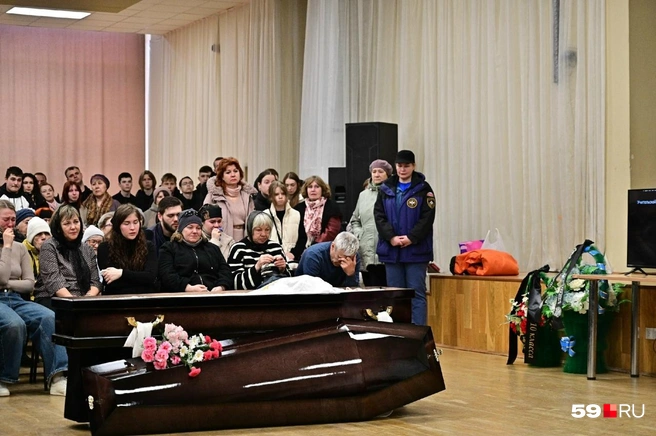 «Учителя не умирают — их души живут вечно»: как сотни людей прощались педагогом, убитой своим учеником в Добрянке | Источник: Василина Любимова / 59.RU
