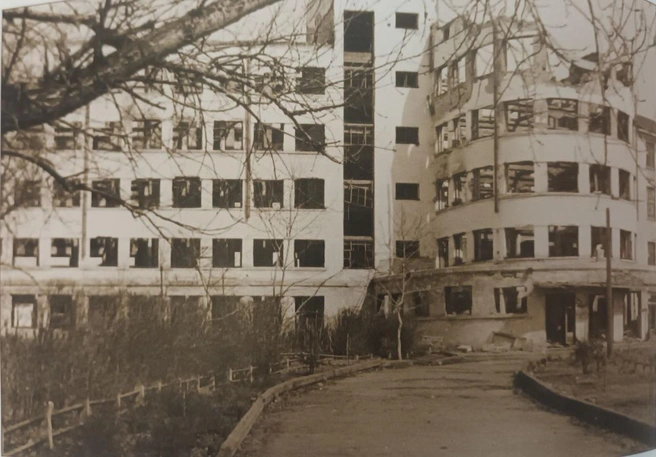 Разрушенное немецкой авиацией в 1942 г. здание Архангельского лесотехнического института | Источник: «Архангельск: век минувший. Страницы истории фотолетописи города» (Архангельск, 2009)