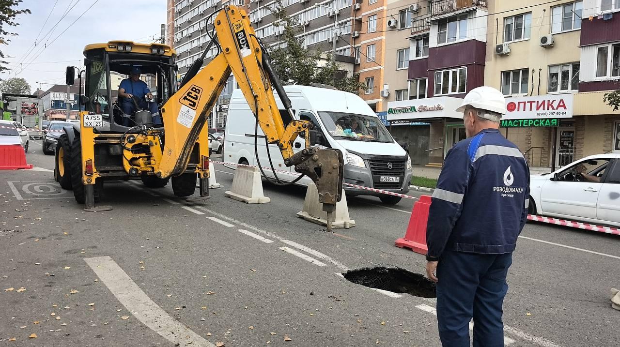 В Краснодаре снова провалился грунт: на улице 1 Мая ремонтируют коллектор времен Карибского кризиса