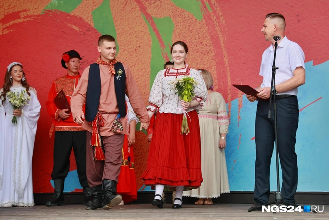 Пары выходили за документами по очереди | Источник: Мария Ленц / NGS24.RU