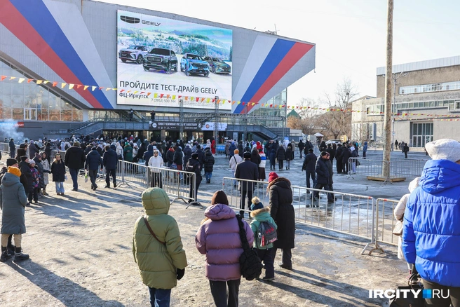 В этом году Сагаалган идет рука об руку с Масленицей: столб для нее уже установили — завтра иркутяне будут лазить! | Источник: Ксения Филимонова / «ИрСити»