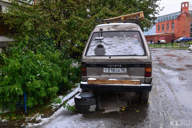 Заглядываем во дворы домов на улице Сыромолотова.