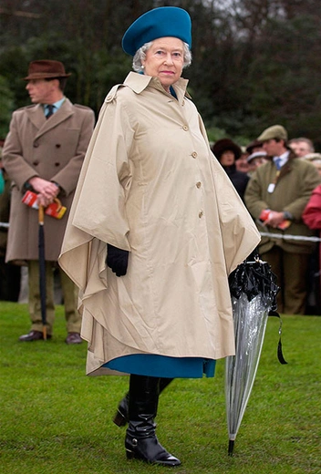 Непромокаемые плащи носят даже королевы