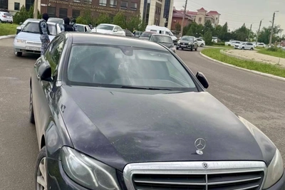 В Элисте судебные приставы арестовали Mercedes за долги