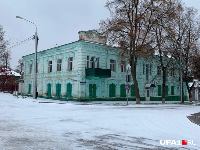 Ещё одно историческое здание, которое зачем-то покрасили в зелёный. Можно сразу в розовый | Источник: Андрей Бирюков / UFA1.RU