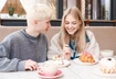 Сколько стоит внимание 15-летней девочки? В соцсетях спорят о том, должны ли мальчики-подростки платить на свиданиях