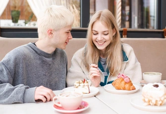 Сколько стоит внимание 15-летней девочки? В соцсетях спорят о том, должны ли мальчики-подростки платить на свиданиях