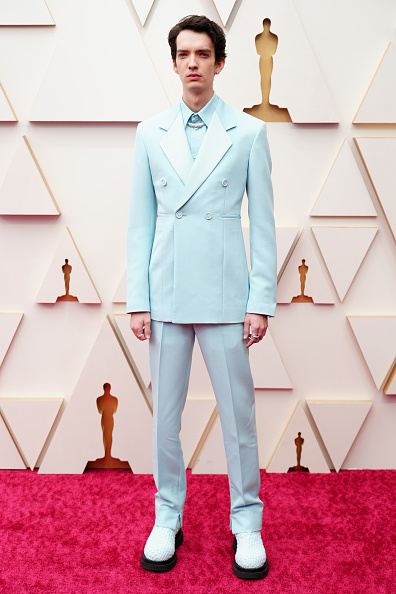 Лучший мужской образ «Оскара-2022»: Коди Смит-Макфи в небесно-голубом костюме и бриллиантовом ожерелье