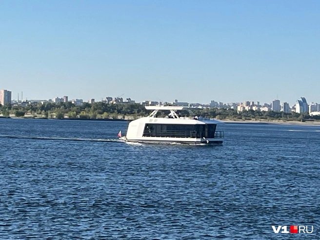 Кому принадлежит движимое по воде жилье — неизвестно | Источник: читатели V1.RU