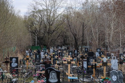 В Омске заменят флаги на могилах участников СВО