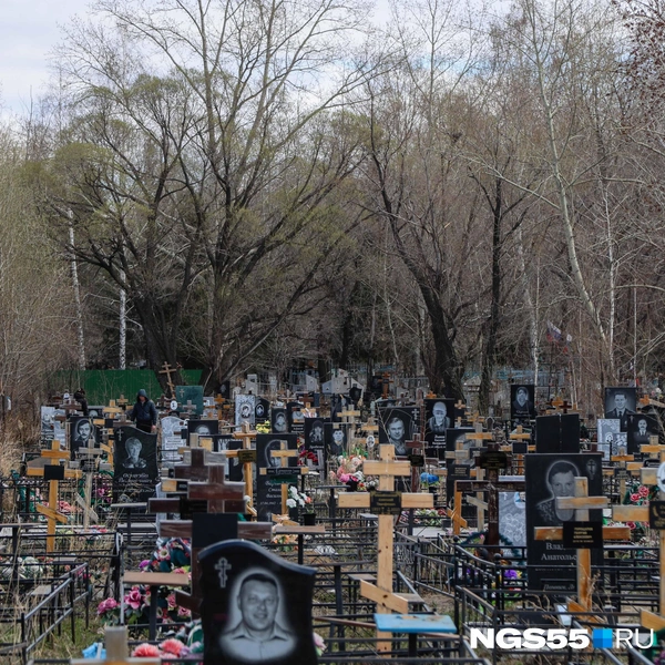 Бесконечные ряды крестов и памятников | Источник: Евгений Софийчук / NGS55.RU