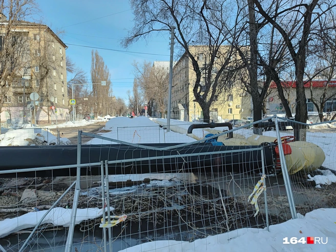 Каким чудом коммунальщики собираются менять временные трубы под новой веткой, пока не понятно | Источник: Сергей Гендин / 164.RU