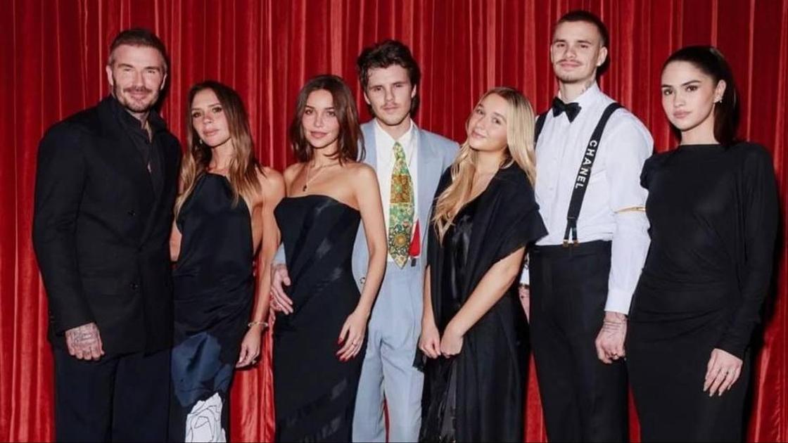 Месяц скандалу в семье Бекхэм: Бруклин и Никола целуются на камеру, Виктория и Дэвид сплотились вокруг детей