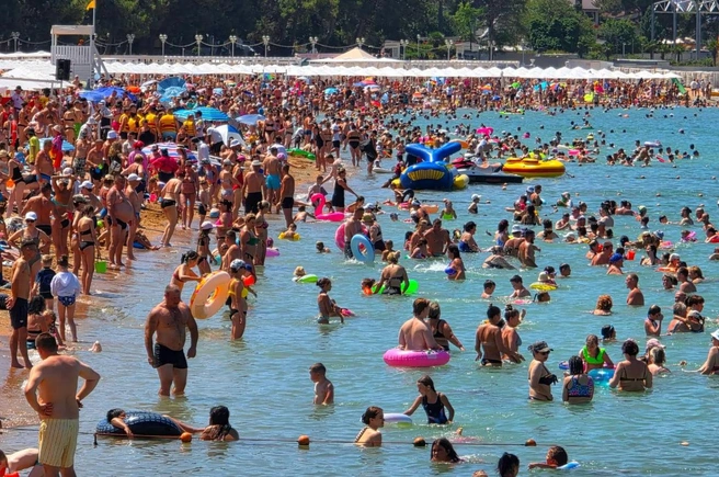 В воде тоже много народу | Источник: «Жизнь на море» / мах.ru