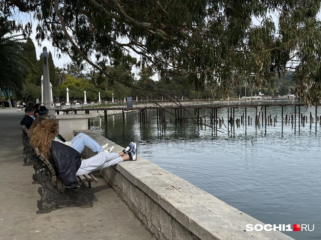 Ацаа Бабаду приплывает на лодке с моря | Источник: Анна Грицевич / SOCHI1.RU