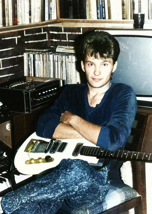 Марковников с первой гитарой, которую купил в 1987 году  | Источник: «Год Змеи» | Алексей Марковников / «ВКонтакте»