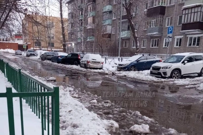 Улицу Гагарина в Казани затопило из-за аварии на водопроводе