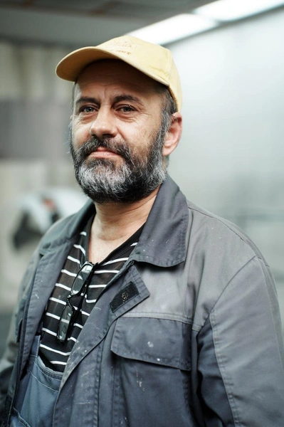 Кузовщик автомаляр Александр Жуков. Начал работать подготовщиком в 1988 году, в «Дине»&nbsp;— с 2008 года | Источник: «Дина-Моторс»