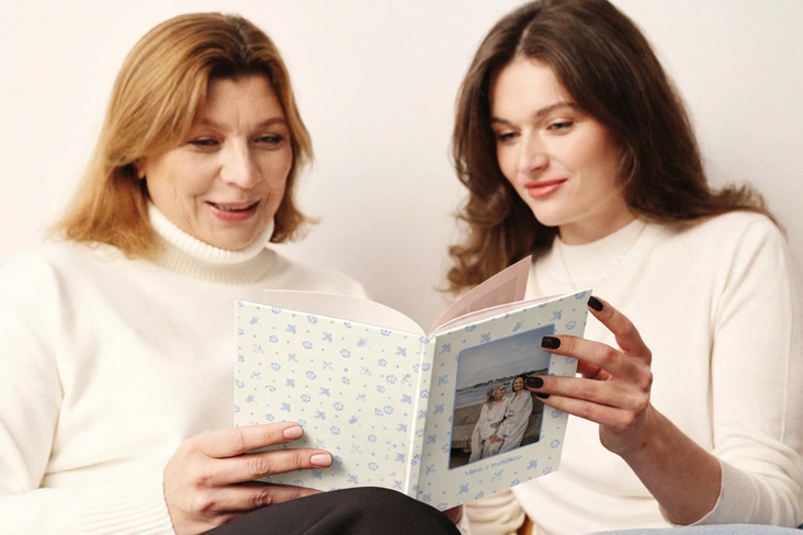 «Периодика» выпускает минибуки к 8 Марта«Периодика» представила лимитированную коллекцию из трех минибуков к 8 Марта — отдельные фотокниги для мамы, бабушки и сестры с объединяющим цветочным принтом, напоминающим платья разных поколений и семейные истории. В каждый минибук можно собрать подборку из нескольких снимков и коротких посланий благодарности, чтобы зафиксировать моменты, которые обычно остаются в повседневной суете, а 7 марта бренд проведет открытый женский фотодень в пространстве «Семейных фотоархивов» на Гоголевском бульваре, где 15 семей бесплатно снимутся, получат такие минибуки и смогут подобрать образы с помощью стилистов Divno. Фотосессия для пар — по предварительной записи