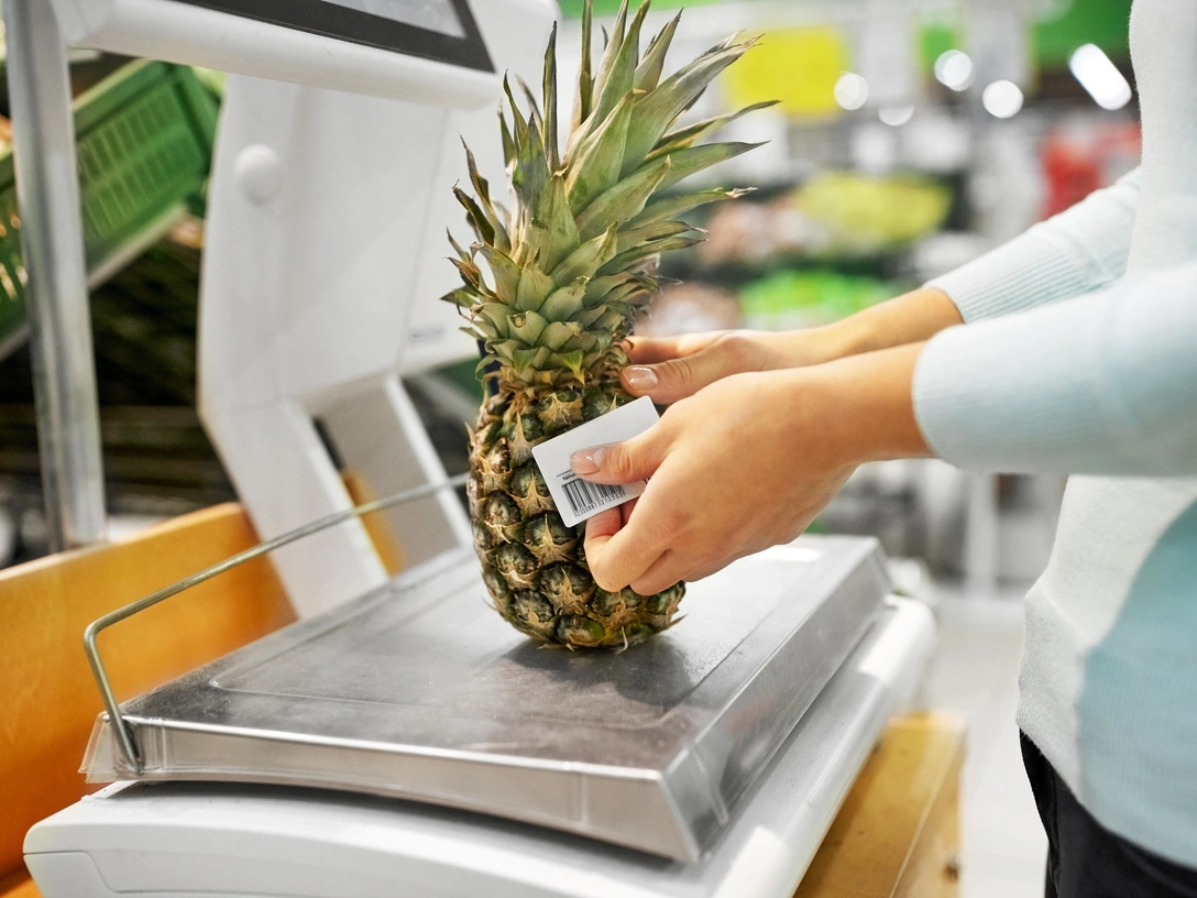 Что на самом деле означают наклейки на фруктах — вы точно не догадывались | marieclaire.ru