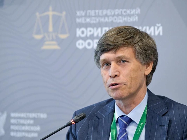 Виталий Клюев в ходе выступления | Источник: Алексей Смагин / Фонд Росконгресс