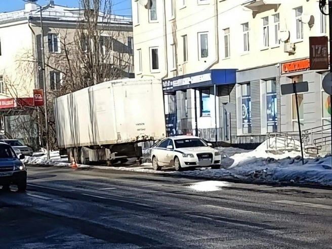 Прицепы поставили перед новыми магазинами | Источник: Верхняя Пышма Среднеуральск 8 район / Vk.com