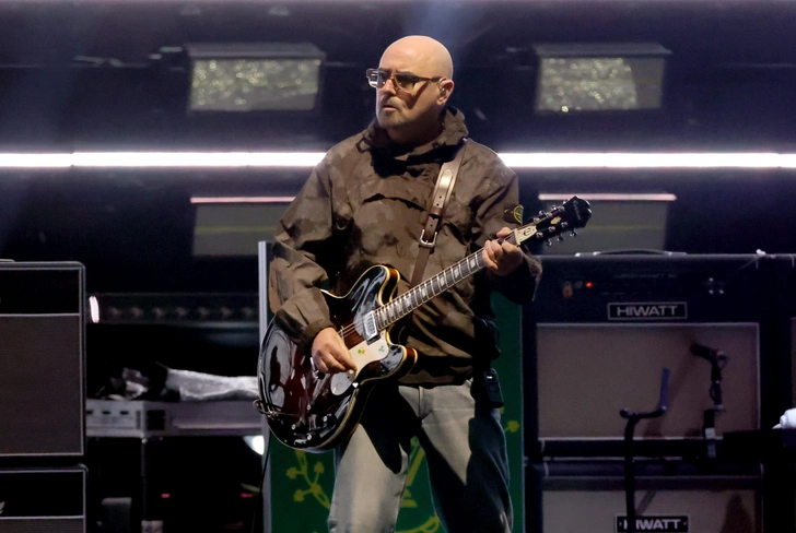Легендарный гитарист Oasis Пол «Bonehead» Артурс объявил о своём диагнозе. Он пропустит часть тура из-за лечения рака | Источник: Kevin Winter/Getty Images